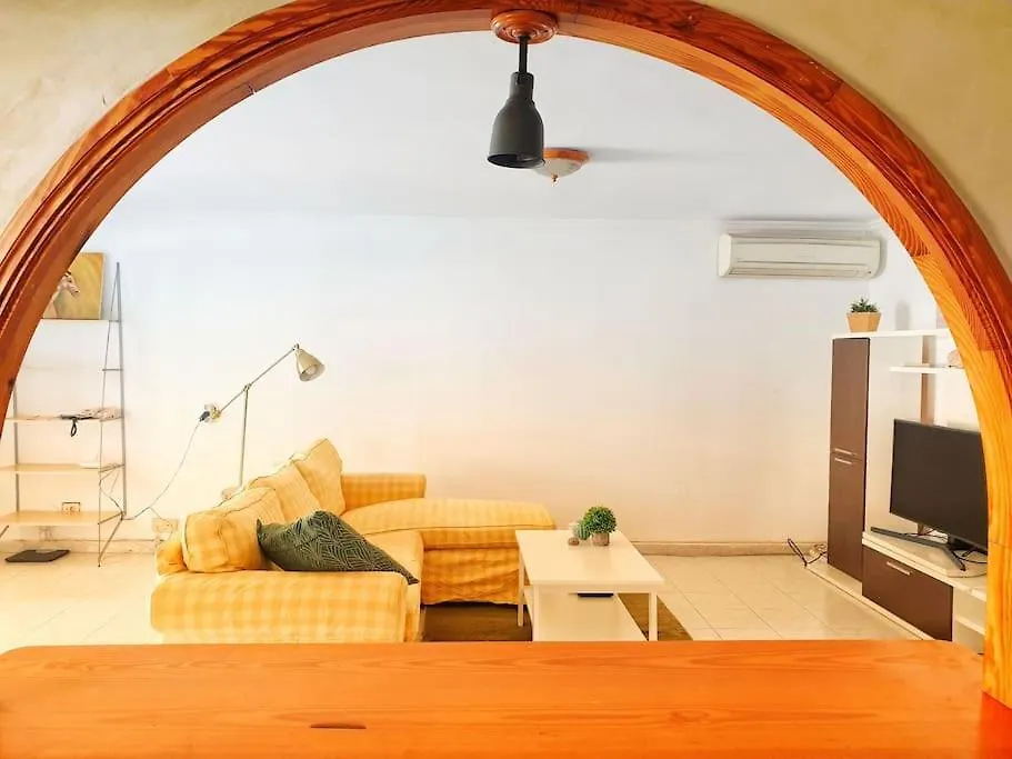 The Perfect Place To Relax Bedroom With Hot Tub, Beautiful Tropical Garden Area. Bbq And Big Open Spaces Through All The House.It Is Located In A Quiet Place, But Still 5 Min Away From The Touristic Puerto Rico And Walking Distance From The Beach Mogán Apartamento